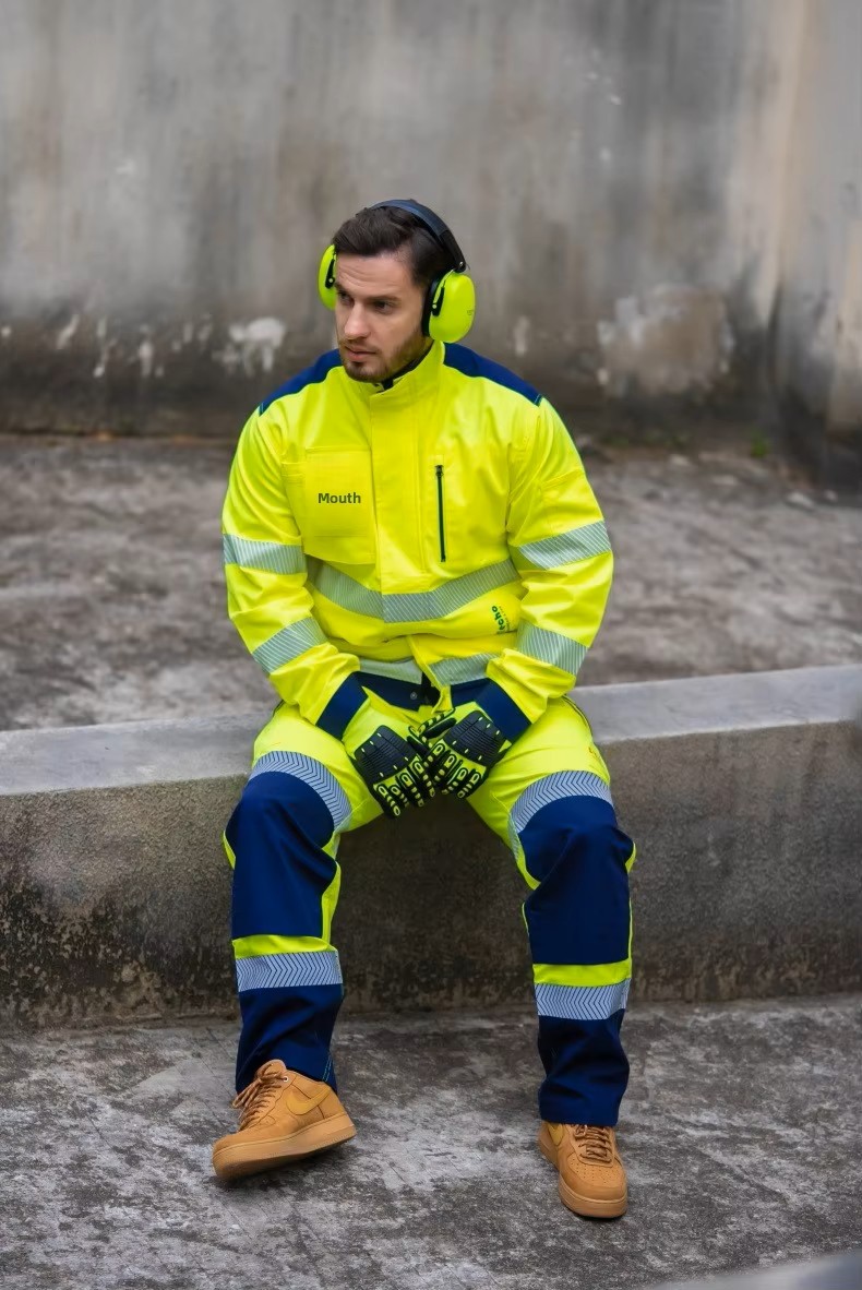 Mens Hi Vis Reflective Polyester Work Suit (1) Mens Hi Vis Reflective Polyester Work Suit (1)