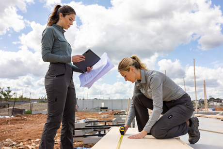 Pantalons de travail l&eacute;gers pour femmes sur site.jpg